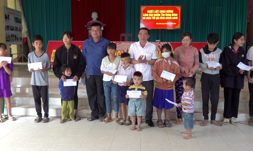 Chủ tịch UBND huyện Tân Hưng tặng quà Tết gia đình chính sách, trẻ em khó khăn tại xã Hưng Điền