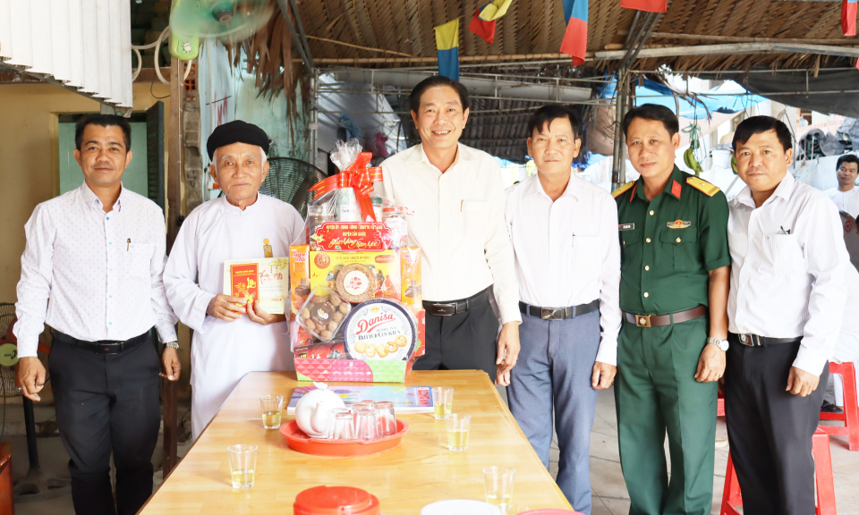 Lãnh đạo huyện Cần Giuộc chúc Tết cơ sở tôn giáo
