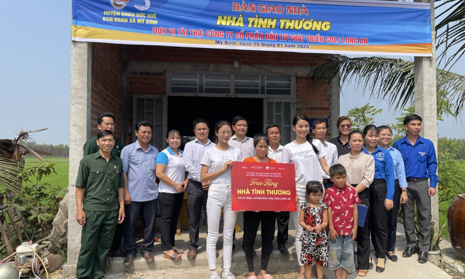 Hoa hậu Hoàn Vũ Việt Nam - Bùi Thị Xuân Hạnh trao nhà Tình thương tại huyện Đức Huệ