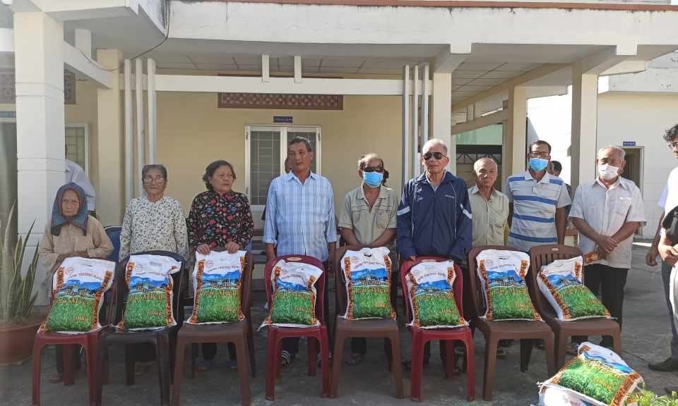 Hội Người mù tỉnh Long An tặng quà Tết cho hội viên tại huyện Tân Trụ