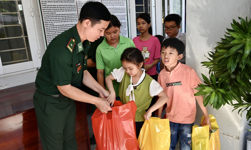Bến Lức: Chương trình "Xuân Biên phòng - Ấm lòng dân bản"