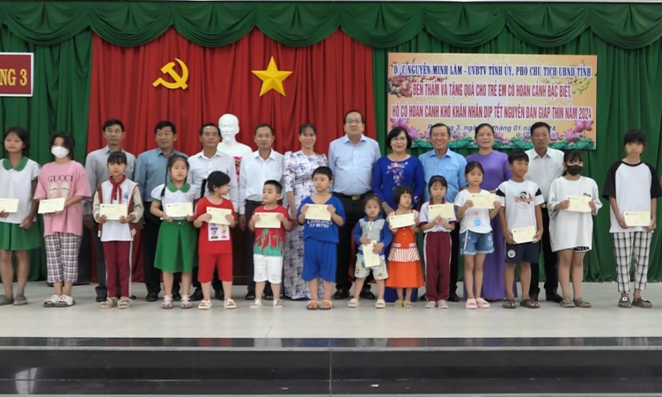 Kiến Tường: Phó Chủ tịch UBND tỉnh Long An trao quà cho trẻ em
