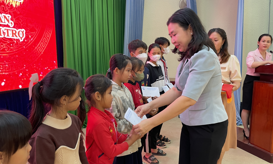  Tân Hưng tặng quà Tết cho trẻ em và hộ nghèo 