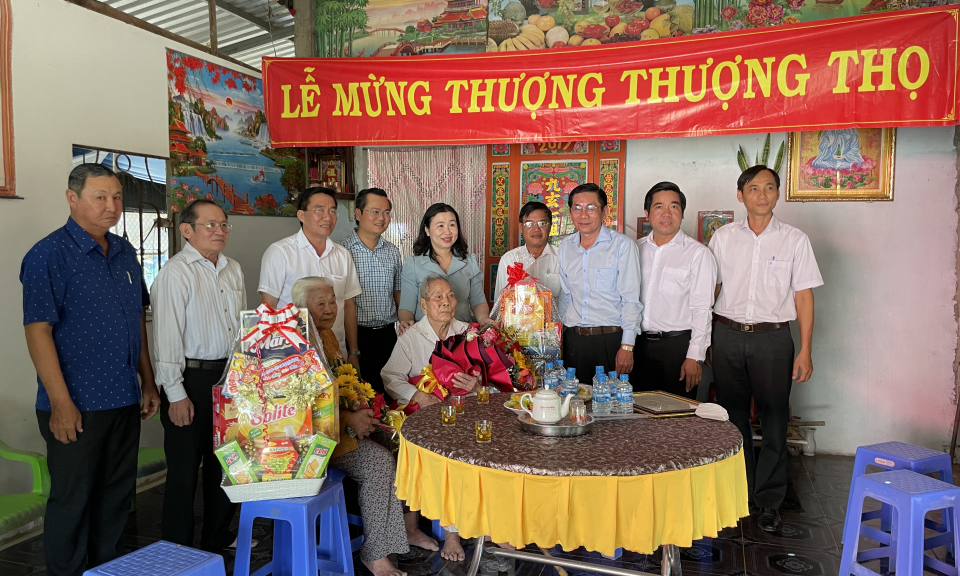 Tân Hưng: Lãnh đạo tỉnh chúc thọ cụ Nguyễn Văn Tùng tròn 100 tuổi 