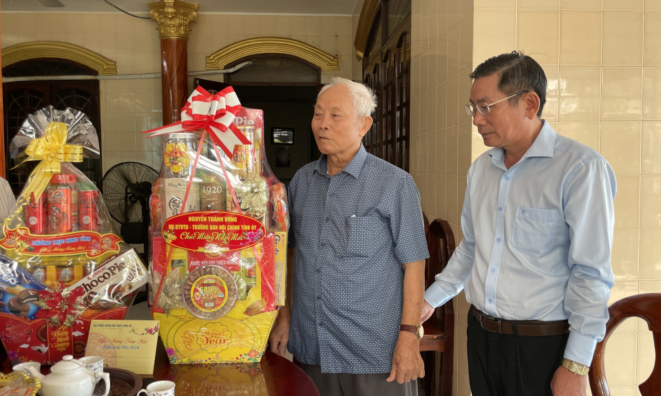 HĐND tỉnh tặng quà tết cho gia đình chính sách tiêu biểu huyện Tân Hưng