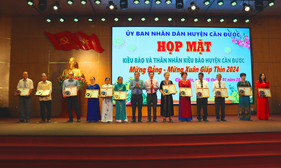 Cần Đước họp mặt kiều bào và thân nhân 
