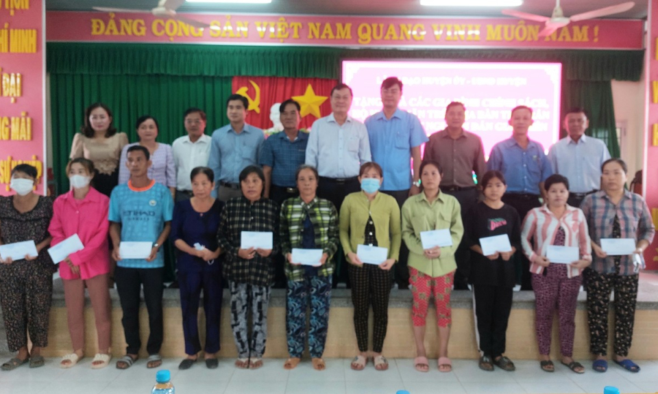 Bí thư Huyện ủy Tân Hưng thăm, tặng quà tết gia đình chính sách, hộ nghèo