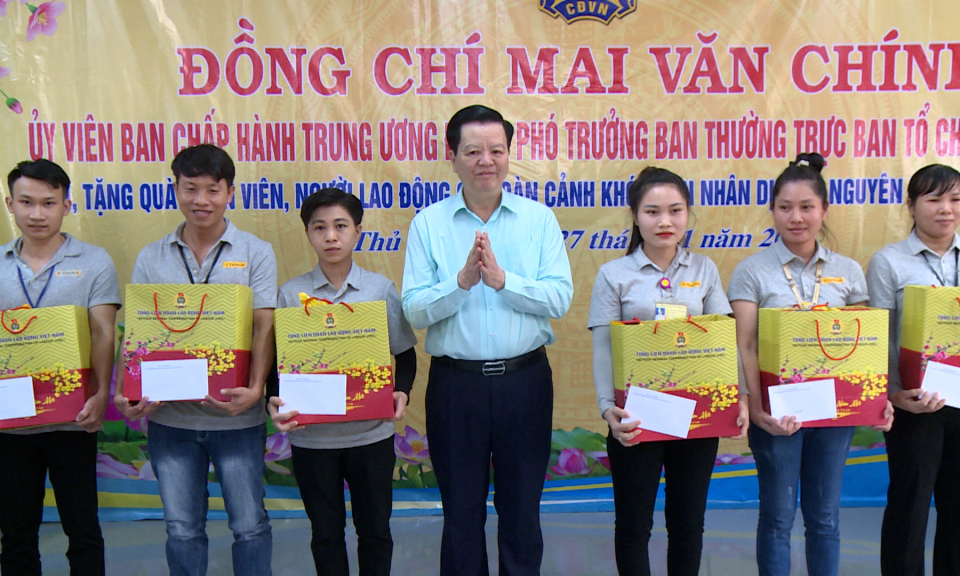 Đồng chí Mai Văn Chính trao quà Tết cho công nhân lao động tại huyện Thủ Thừa