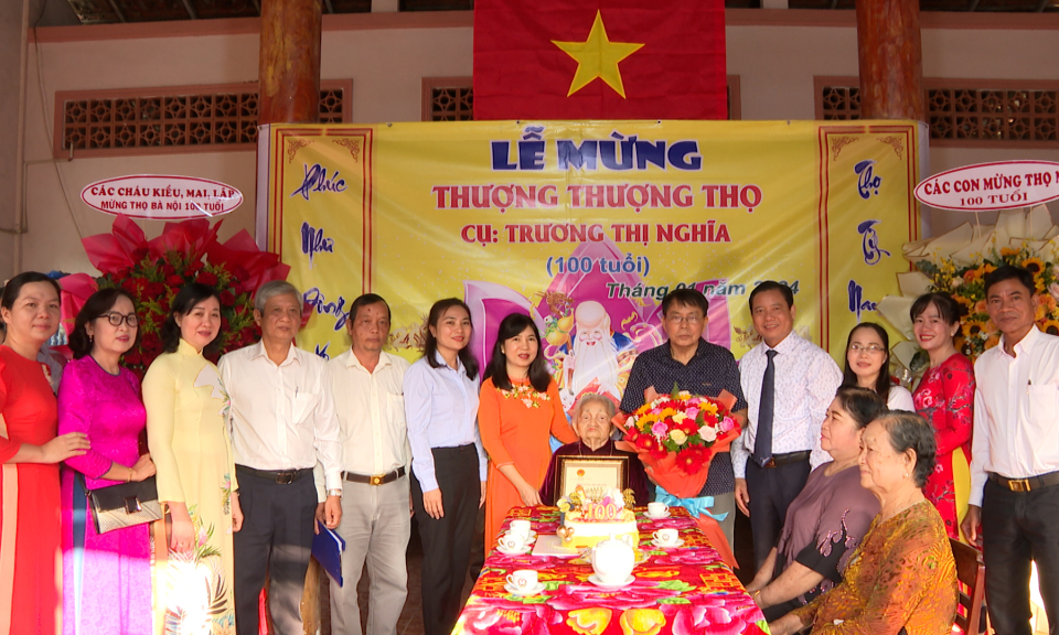 Lãnh đạo tỉnh chúc thọ, tặng quà Tết tại thành phố Tân An