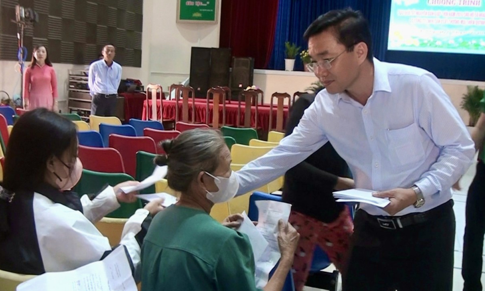 Tỉnh trao tặng hơn 200 phần quà Tết  tại Tân Hưng