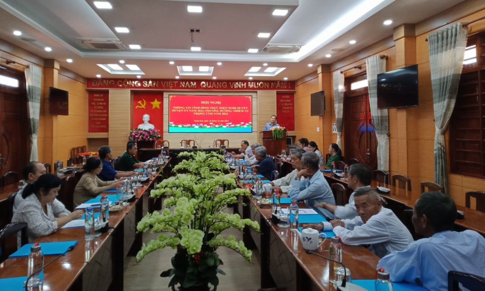 Huyện ủy Thạnh Hóa thông tin tình hình thực hiện nghị quyết đến cán bộ lão thành cách mạng