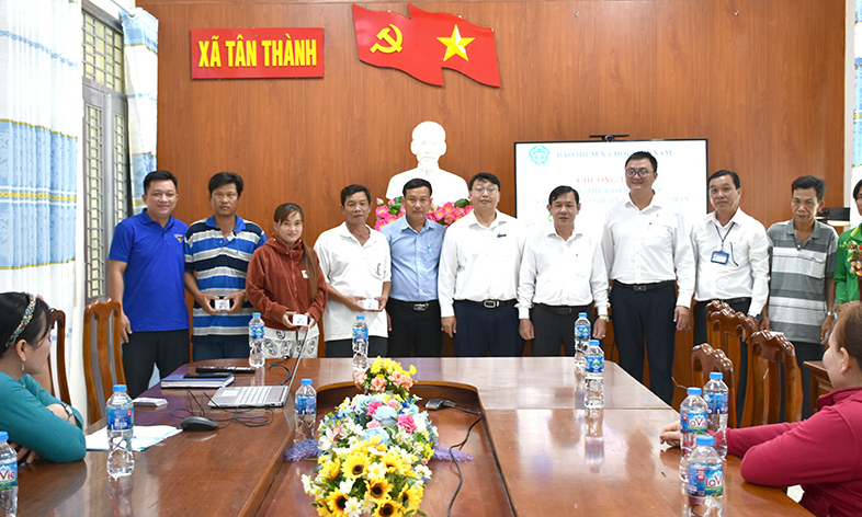 Tân Thạnh trao tặng thẻ Bảo hiểm y tế cho người dân có hoàn cảnh khó khăn