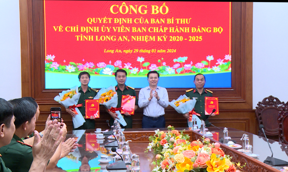 Trao quyết định chỉ định Ủy viên Ban Chấp hành Đảng bộ tỉnh