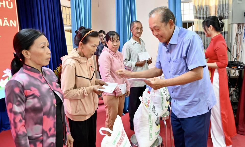 Nguyên Phó Thủ tướng Thường trực Chính phủ -Trương Hòa Bình tặng quà Tết cho gia đình khó khăn