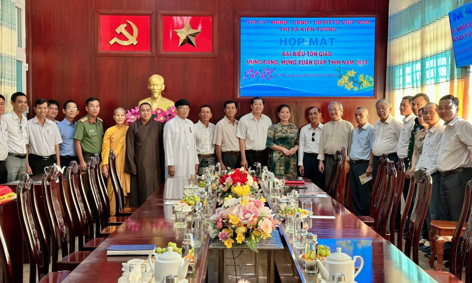 Kiến Tường họp mặt đại biểu tôn giáo mừng Đảng, mừng Xuân Giáp Thìn năm 2024