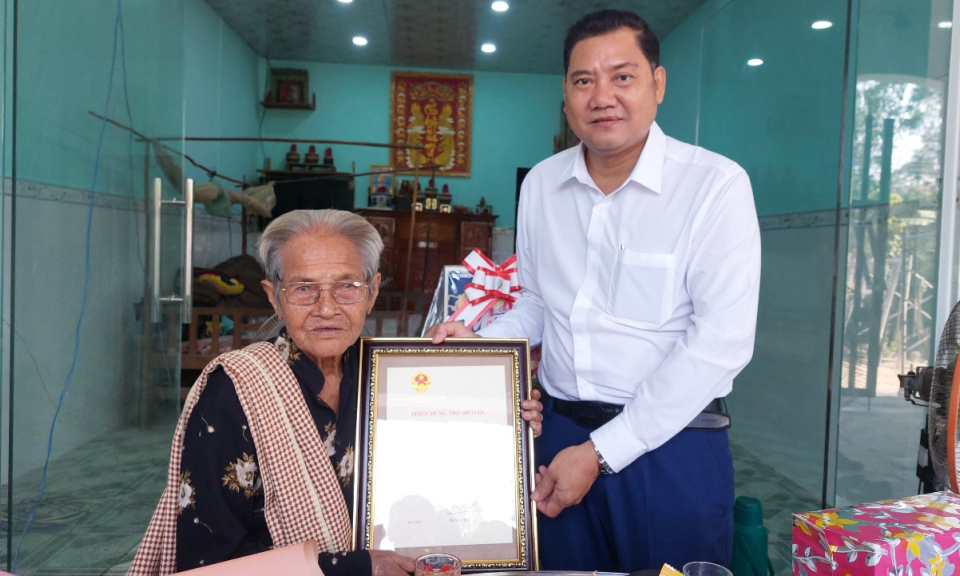 Lãnh đạo huyện Tân Hưng thăm, chúc thọ các cụ tròn 100 tuổi