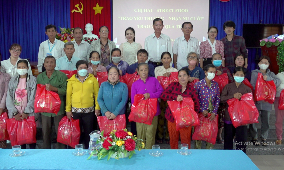  HĐND huyện Tân Hưng tặng quà Tết cho hộ nghèo, cận nghèo