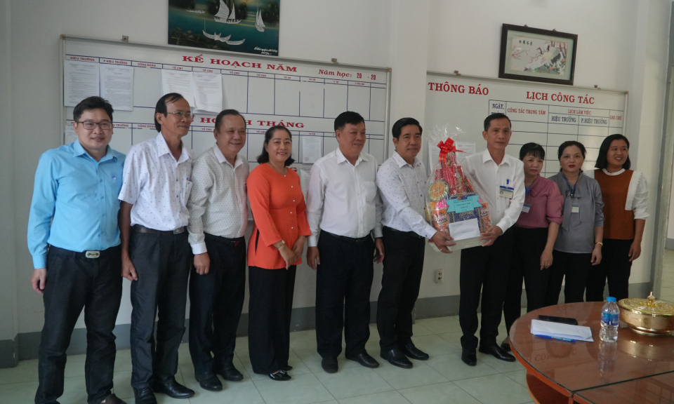 Thăm, tặng quà Trung tâm Công tác xã hội và trường Nuôi dạy trẻ em khuyết tật tỉnh
