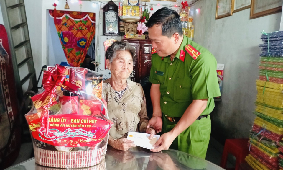 Công an huyện Bến Lức thăm, tặng quà và chúc Tết Mẹ Việt Nam anh hùng