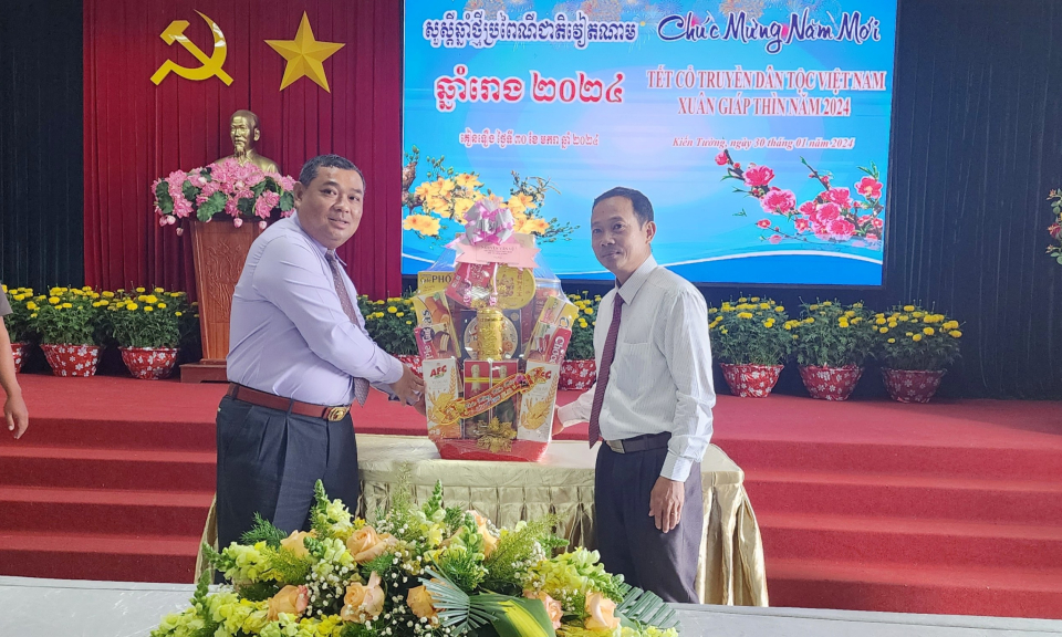 Đoàn đại biểu Campuchia chúc Tết cổ truyền Việt Nam tại thị xã Kiến Tường
