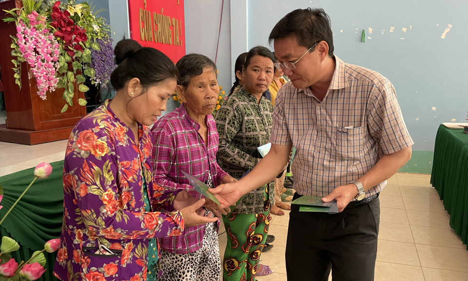 Tân Hưng: 1.000 phần quà Tết đến với người dân