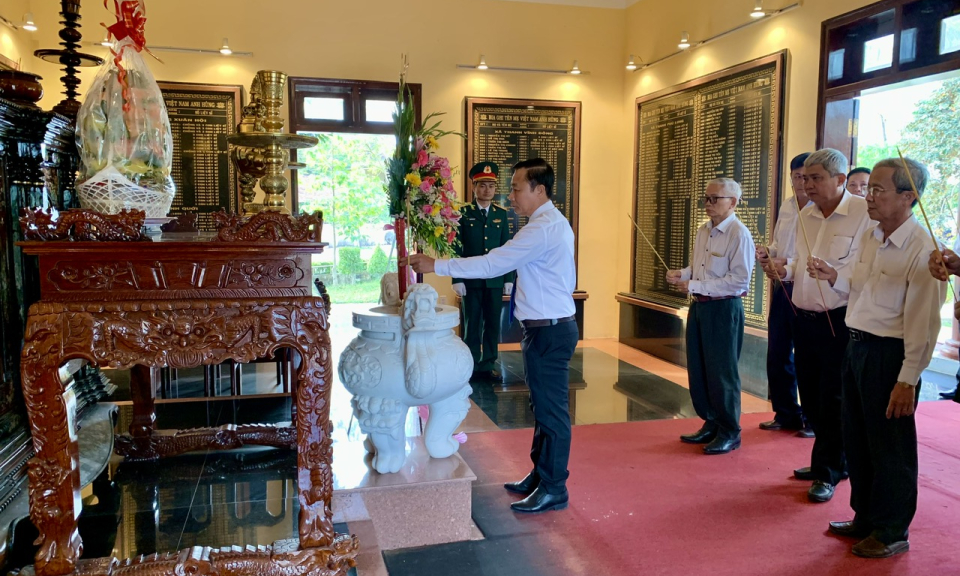 Lãnh đạo huyện Châu Thành viếng Nhà ghi ơn Mẹ Việt Nam anh hùng