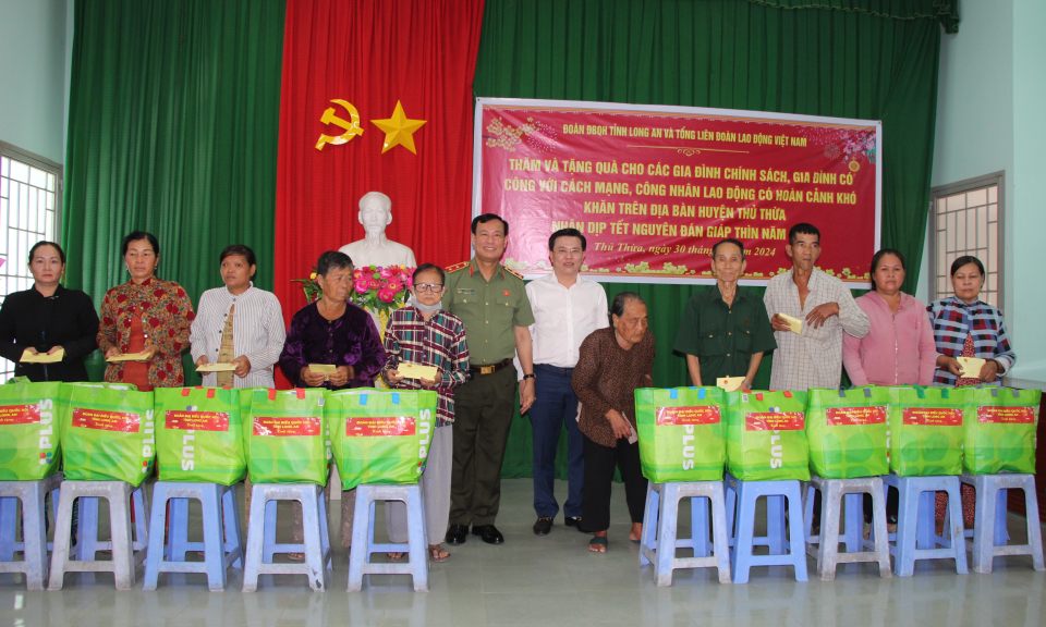 Đoàn Đại biểu Quốc hội tỉnh Long An tặng quà tại huyện Thủ Thừa