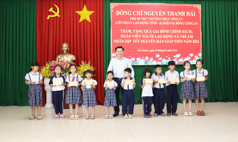 Phó Bí thư Thường trực Tỉnh ủy tặng quà Tết tại huyện Cần Giuộc