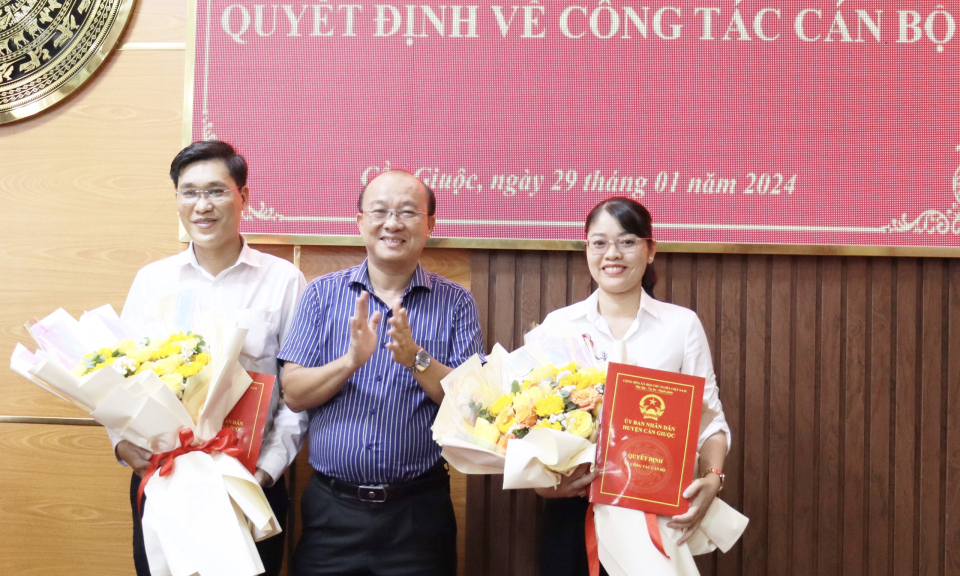 UBND huyện Cần Giuộc công bố quyết định về công tác cán bộ