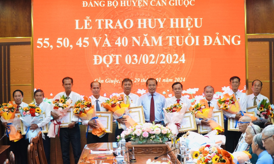 Cần Giuộc trao huy hiệu Đảng đợt 3/2 