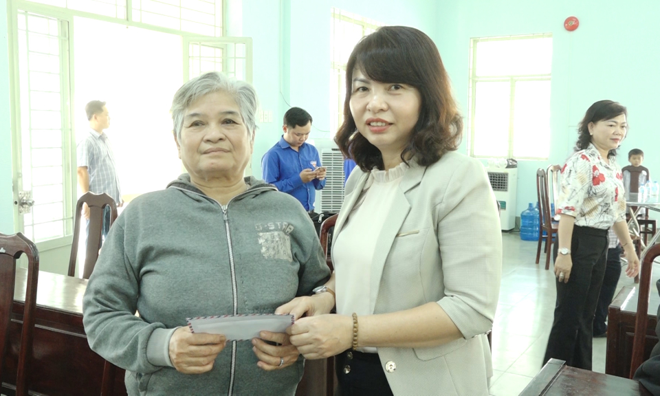 Phó Bí thư thường trực Huyện ủy Đức Hòa trao quà cho gia đình chính sách 