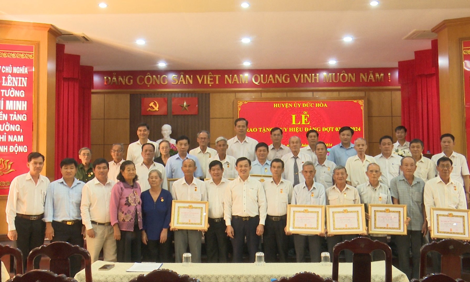 Đức Hòa trao Huy hiệu Đảng đợt 3/2