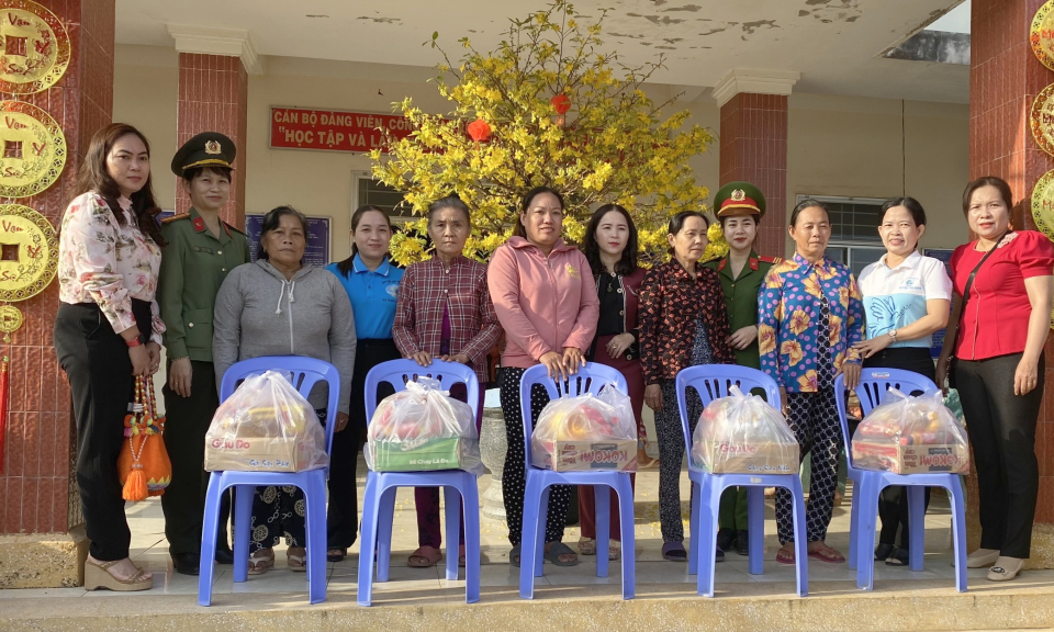  Hội Liên hiệp Phụ nữ huyện Tân Hưng tặng quà Tết cho hội viên, phụ nữ nghèo, khó khăn