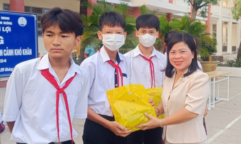 Tân Hưng trao tặng “Tấm áo mùa xuân” cho học sinh có hoàn cảnh khó khăn