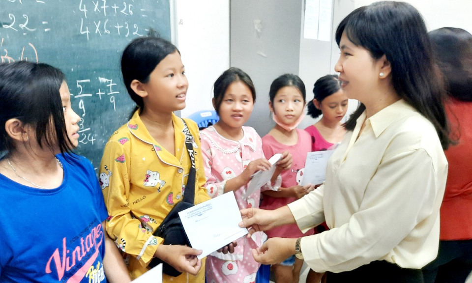 Phó chủ tịch UBND thành phố Tân An thăm lớp học tình thương