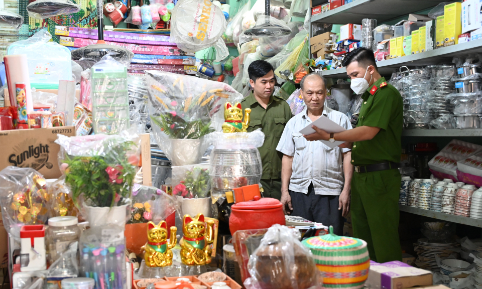 Bến Lức tăng cường quản lý, thu gom vũ khí, vật liệu nổ trong dịp Tết