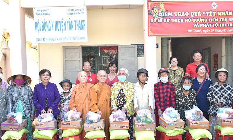 Tân Thạnh trao 100 suất quà Tết cho hộ có hoàn cảnh khó khăn