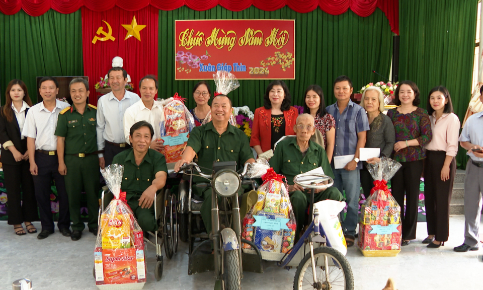 Thăm, chúc Tết thương, bệnh binh tại Long Đất