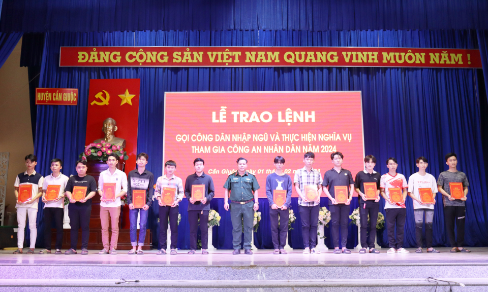 Cần Giuộc trao lệnh gọi công dân nhập ngũ năm 2024