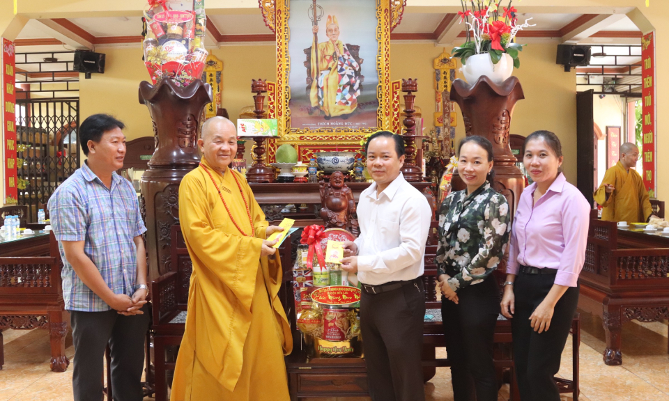 Bí thư Huyện ủy Bến Lức chúc Tết các tôn giáo