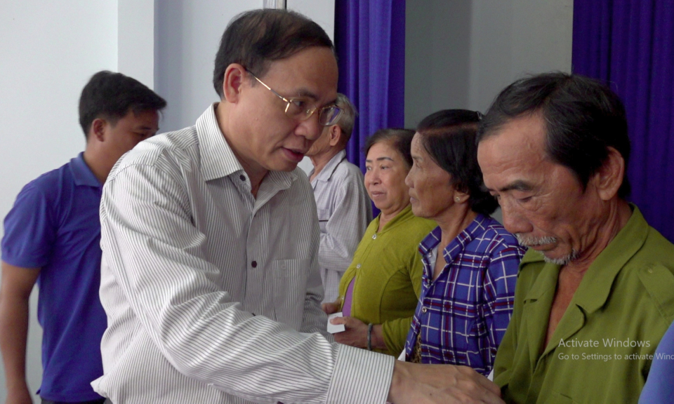 Đoàn Đại biểu Quốc hội tỉnh Long An tặng quà Tết tại Tân Hưng