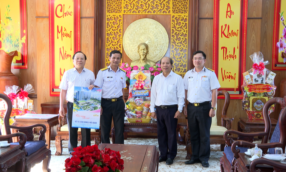 Bộ Tư lệnh Vùng 5 Hải quân thăm, chúc Tết tại Long An