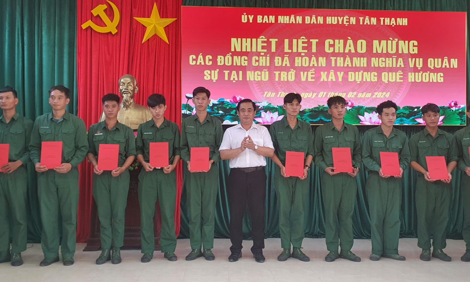 Tân Thạnh đón nhận quân nhân hoàn thành nhiệm vụ trong quân đội trở về địa phương