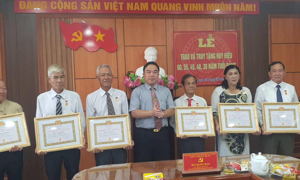 Tân Thạnh trao huy hiệu Đảng đợt 3/2