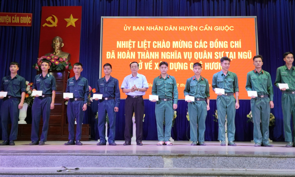 Cần Giuộc đón quân nhân xuất ngũ trở về địa phương