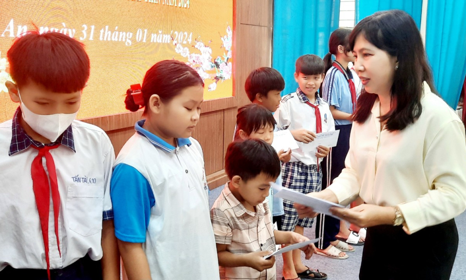 TP Tân An trao quà cho  trẻ em có hoàn cảnh đặc biệt 