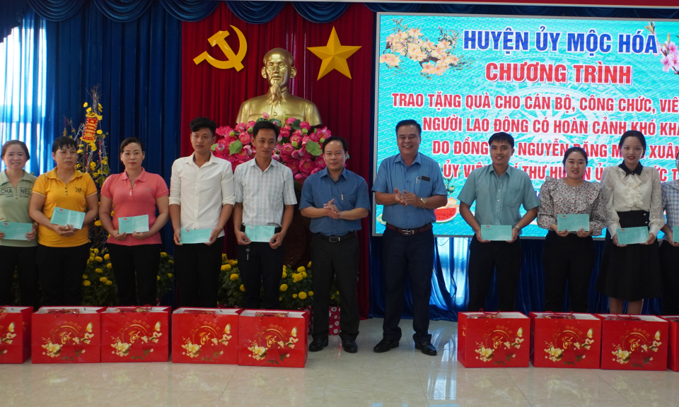 Bí thư Huyện ủy Bến Lức tặng quà Tết tại huyện Mộc Hóa