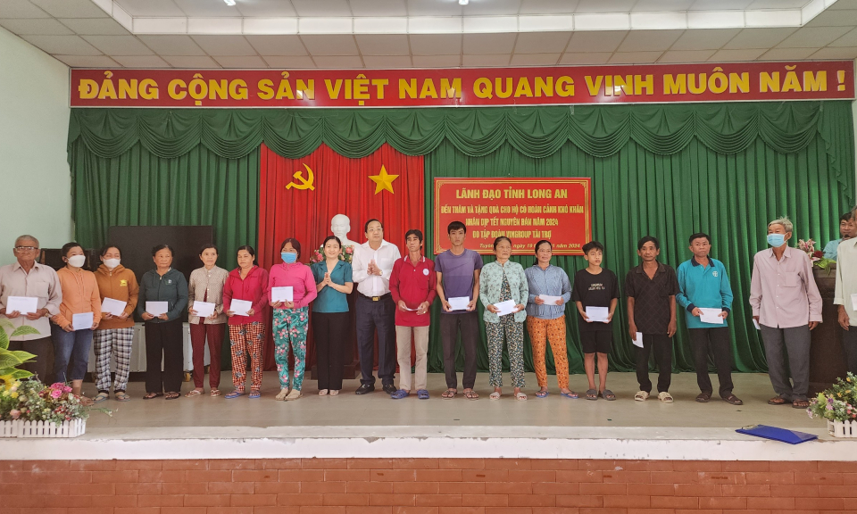 Phó Chủ tịch UBND tỉnh Nguyễn Minh Lâm thăm, tặng quà, chúc tết tại thị xã Kiến Tường