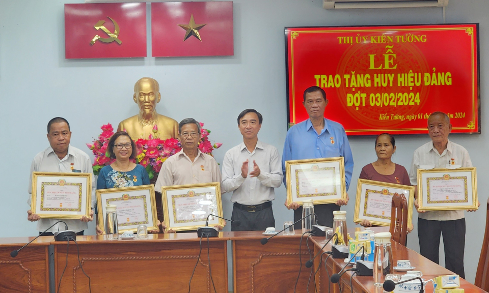 Kiến Tường – Trao Huy hiệu Đảng đợt 03 tháng 2 năm 2024