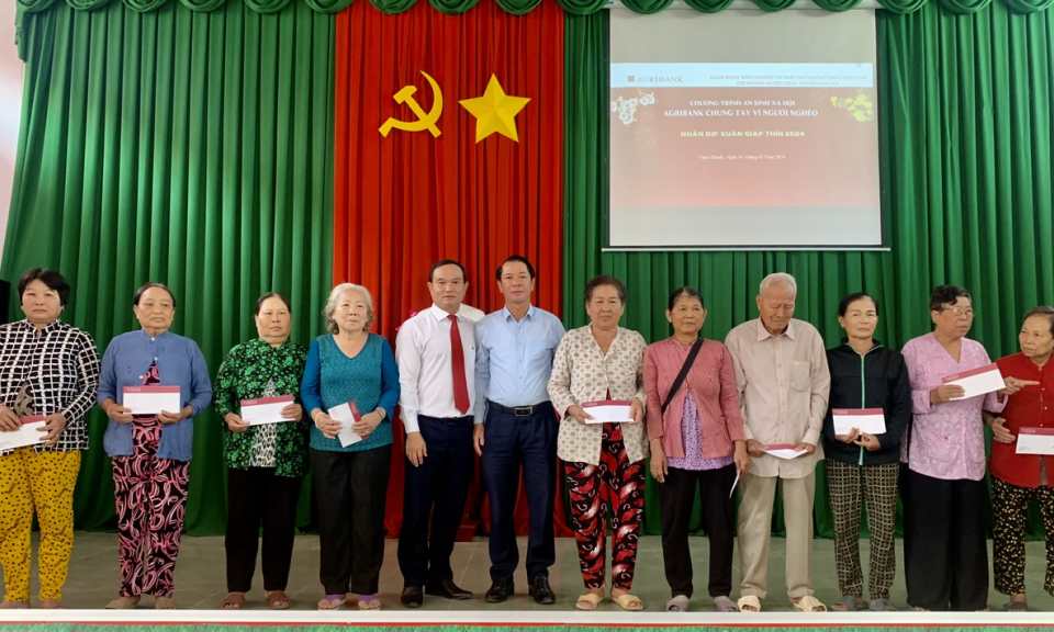 Agribank Châu Thành trao tặng quà Tết cho các hộ có hoàn cảnh khó khăn